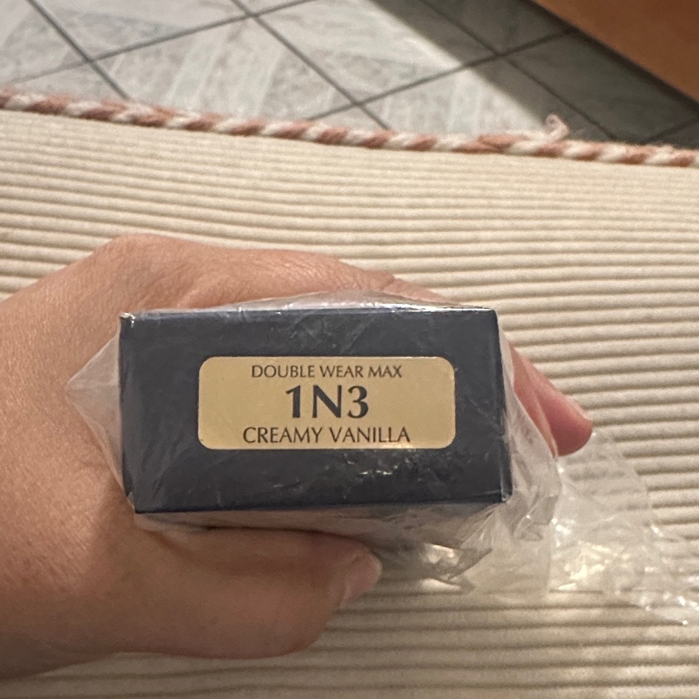 Estée Lauder Double Wear Maximum Cover Foundation - shade 1N3 - Picture 2 of 3